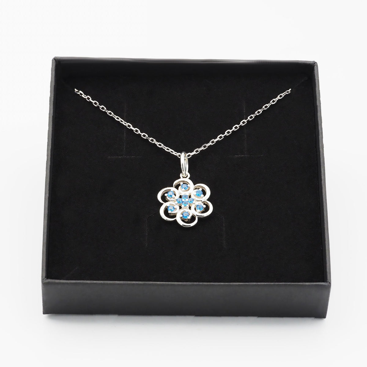 Collar Poppy de plata 925 con piedras azules dentro de su caja de regalo abierta - Andrea Jewels