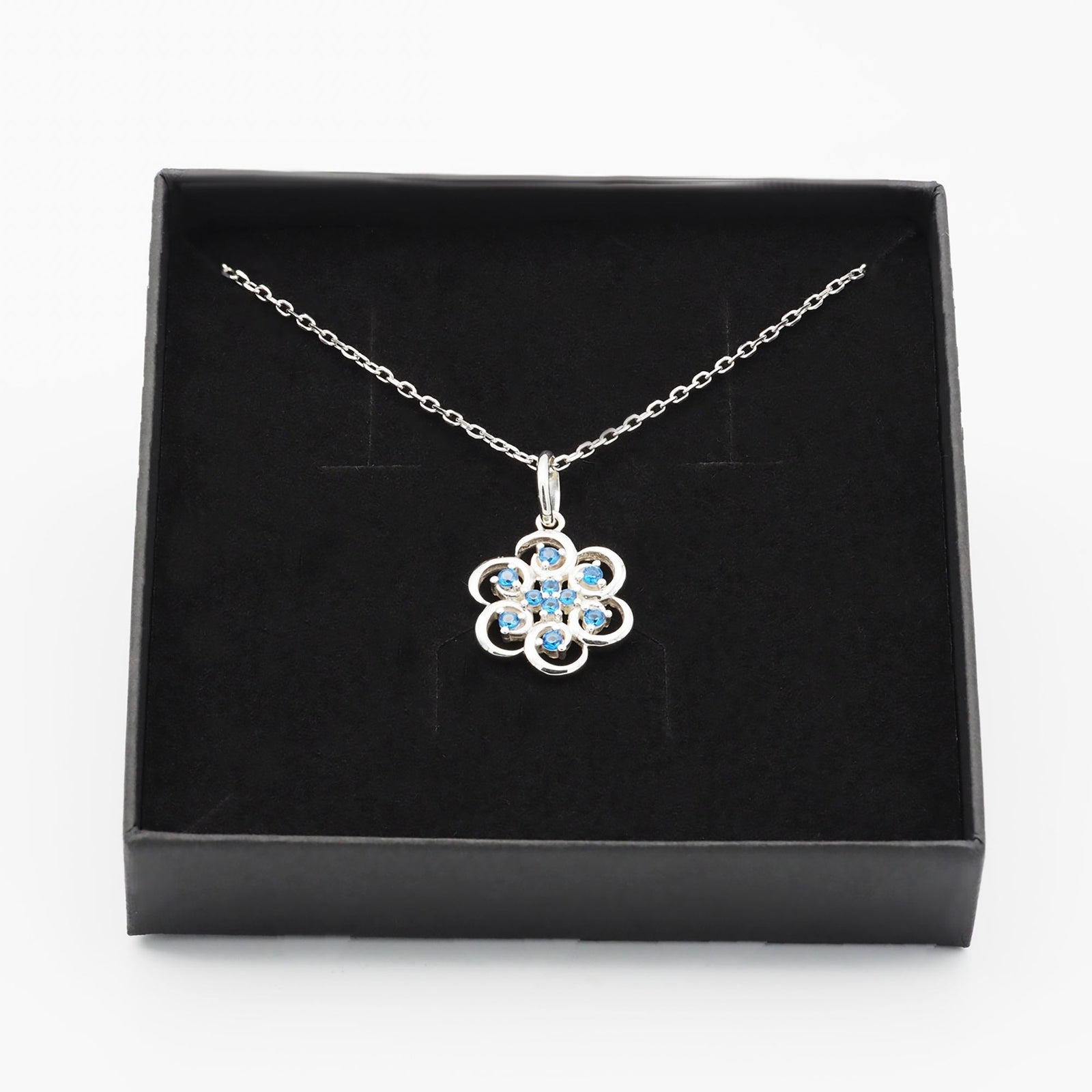 Collar Poppy de plata 925 con piedras azules dentro de su caja de regalo abierta - Andrea Jewels