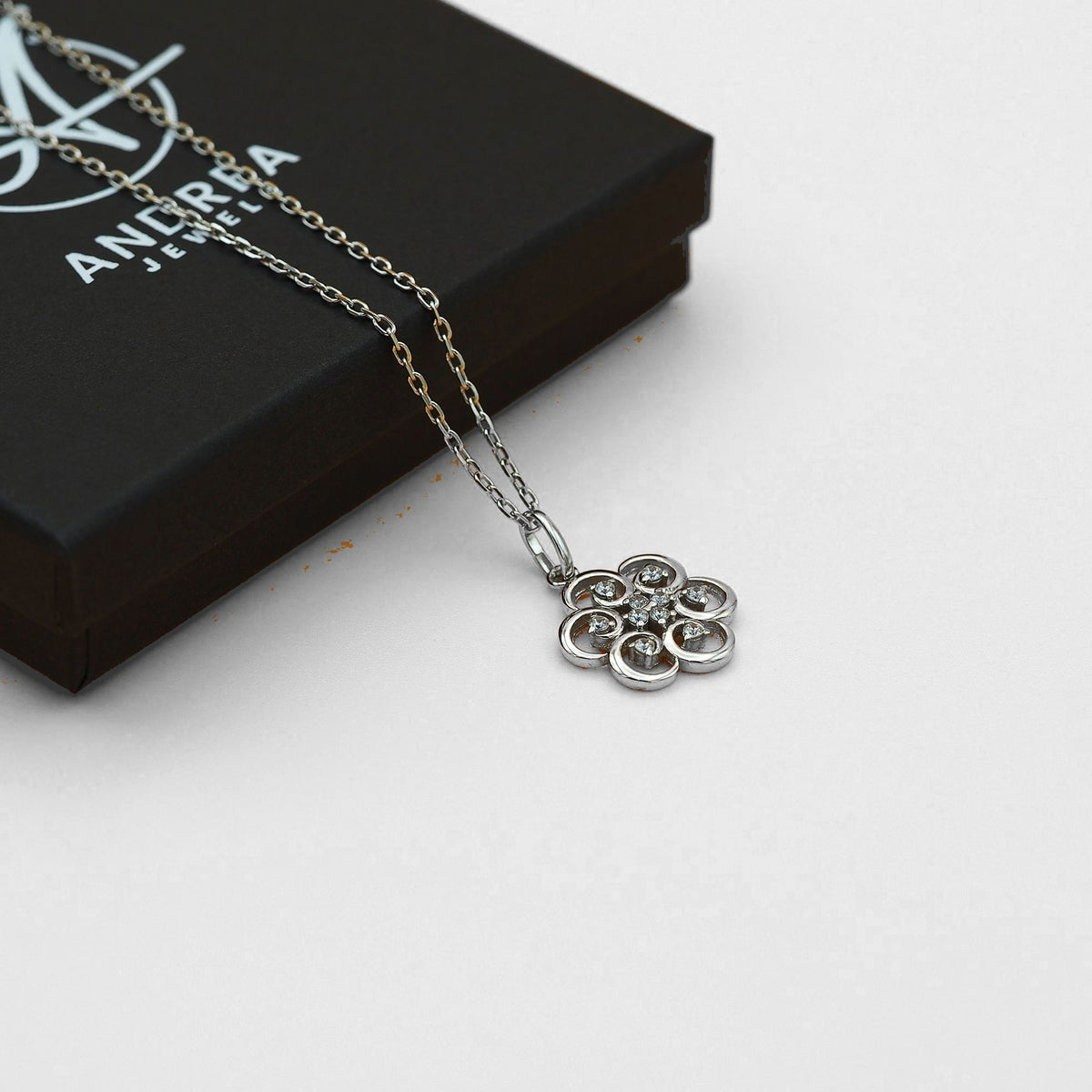 Collar Poppy de plata 925 con piedras blancas junto a su caja de regalo cerrada - Andrea Jewels