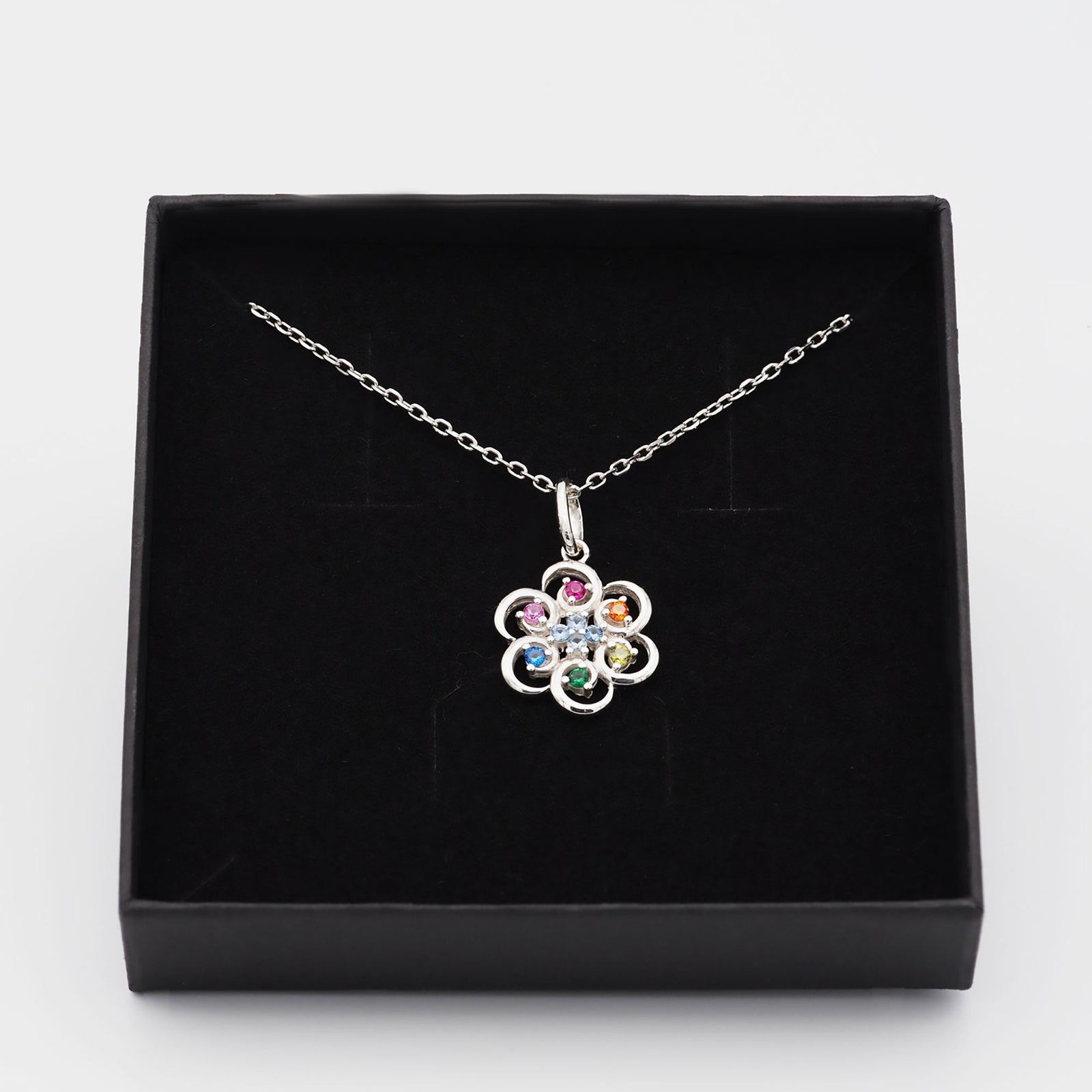 Collar Poppy de plata 925 con piedras multicolor dentro de su caja de regalo abierta - Andrea Jewels