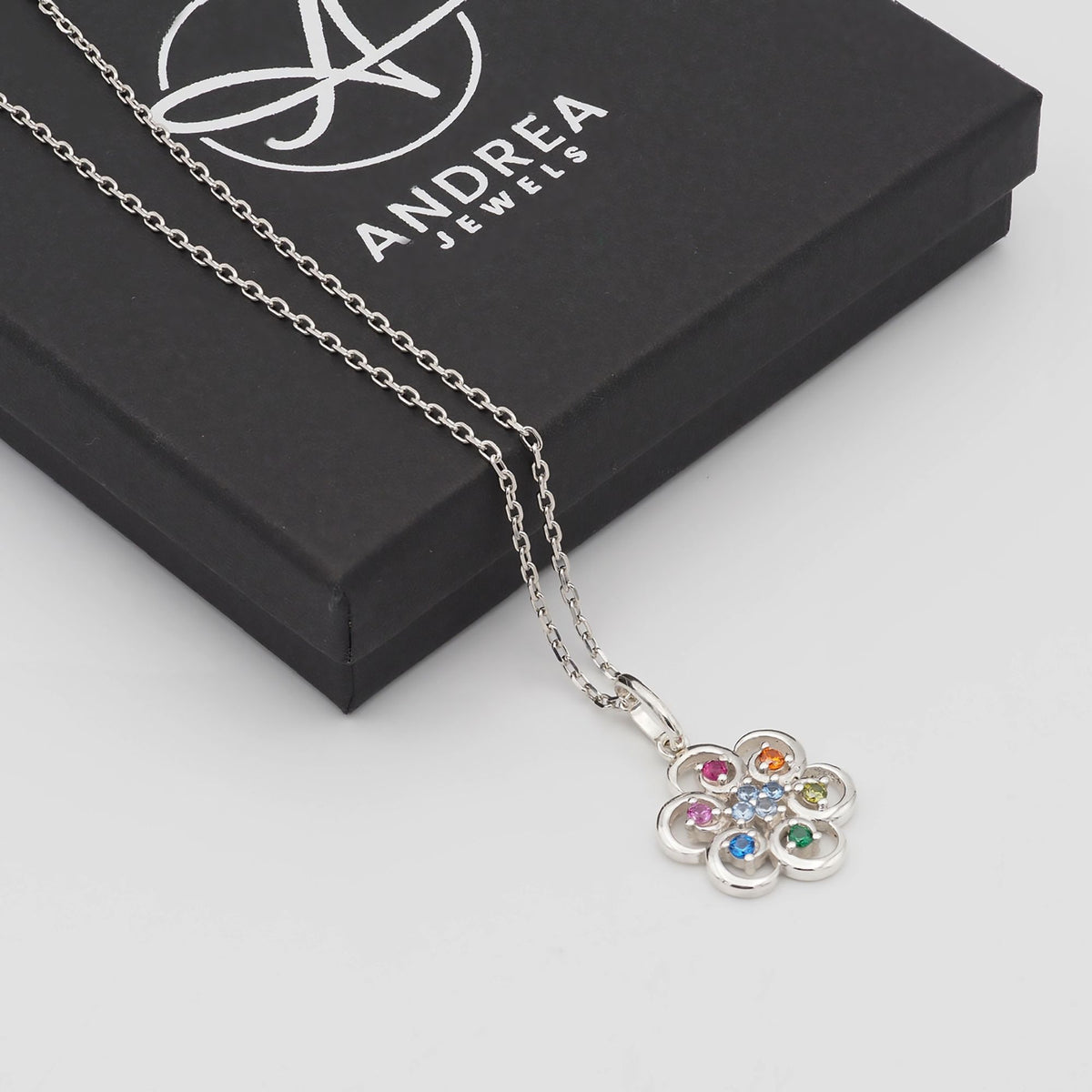 Collar Poppy de plata 925 con piedras multicolor junto a su caja de regalo cerrada - Andrea Jewels