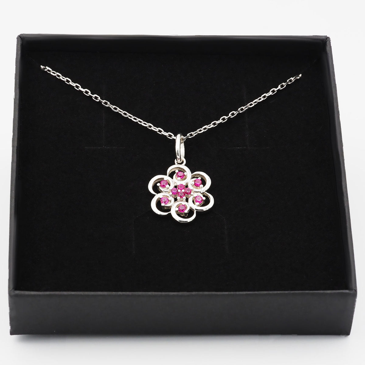 Collar Poppy de plata 925 con piedras rojas dentro de su caja de regalo abierta - Andrea Jewels