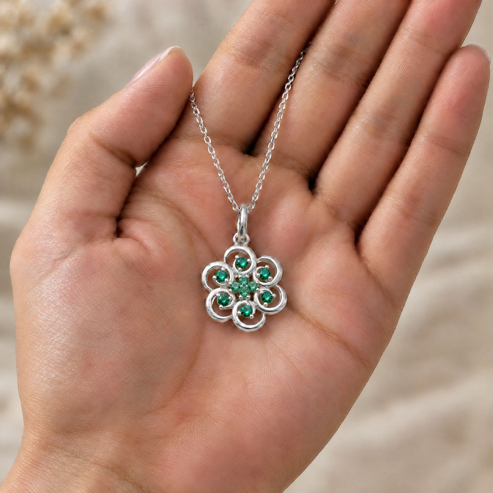 Collar Poppy de plata 925 con flor y circonitas verdes - Andrea Jewels