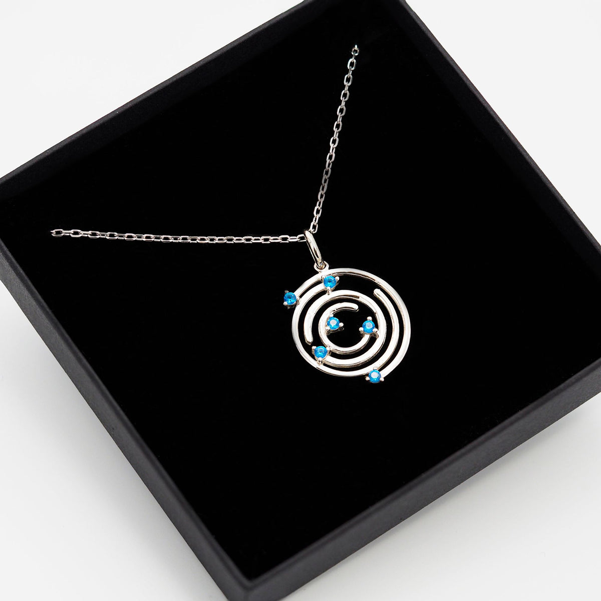 Collar Spiral de plata con piedra azul dentro de su caja de regalo abierta - Andrea Jewels