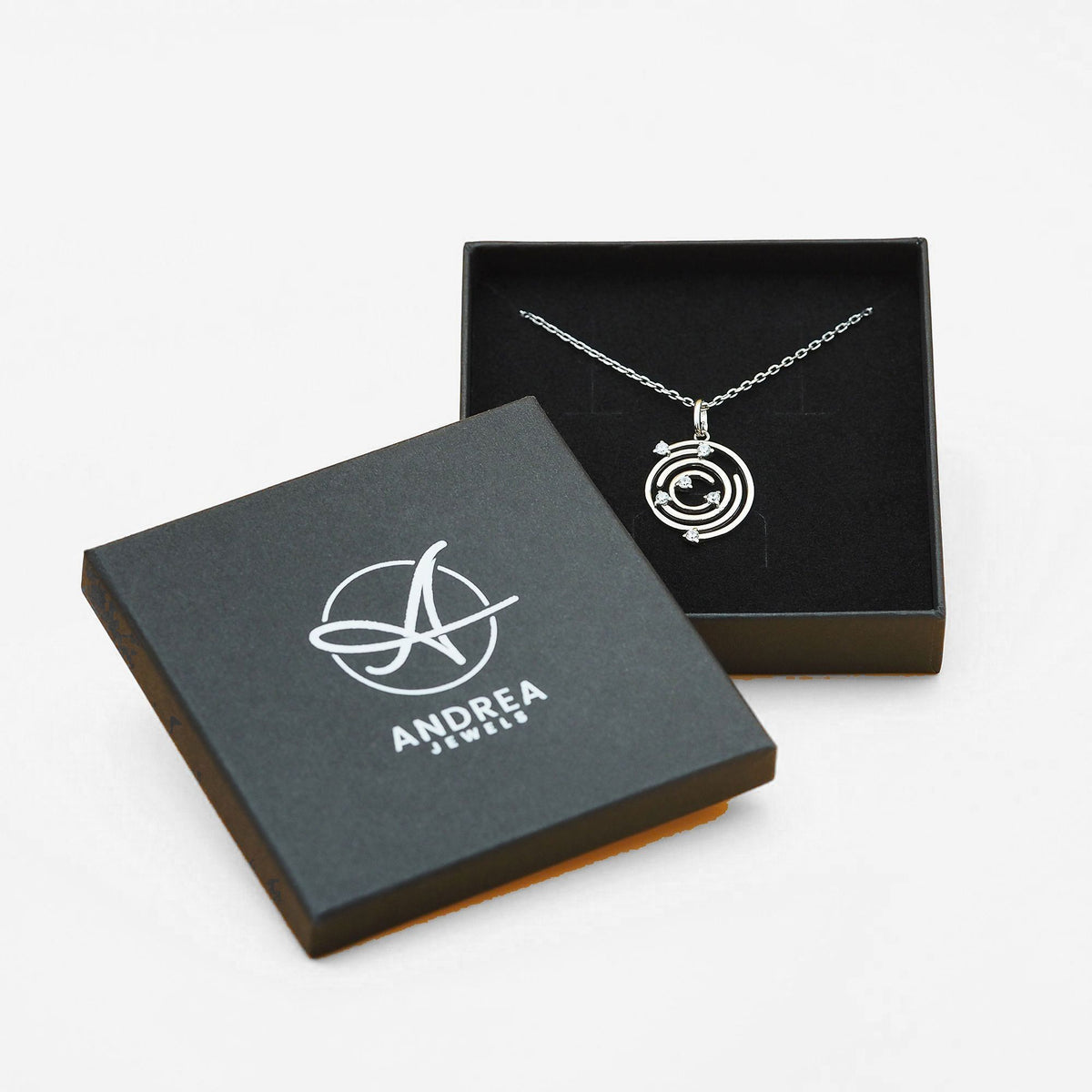 Collar Spiral de plata con piedra blanca dentro de su caja de regalo abierta - Andrea Jewels