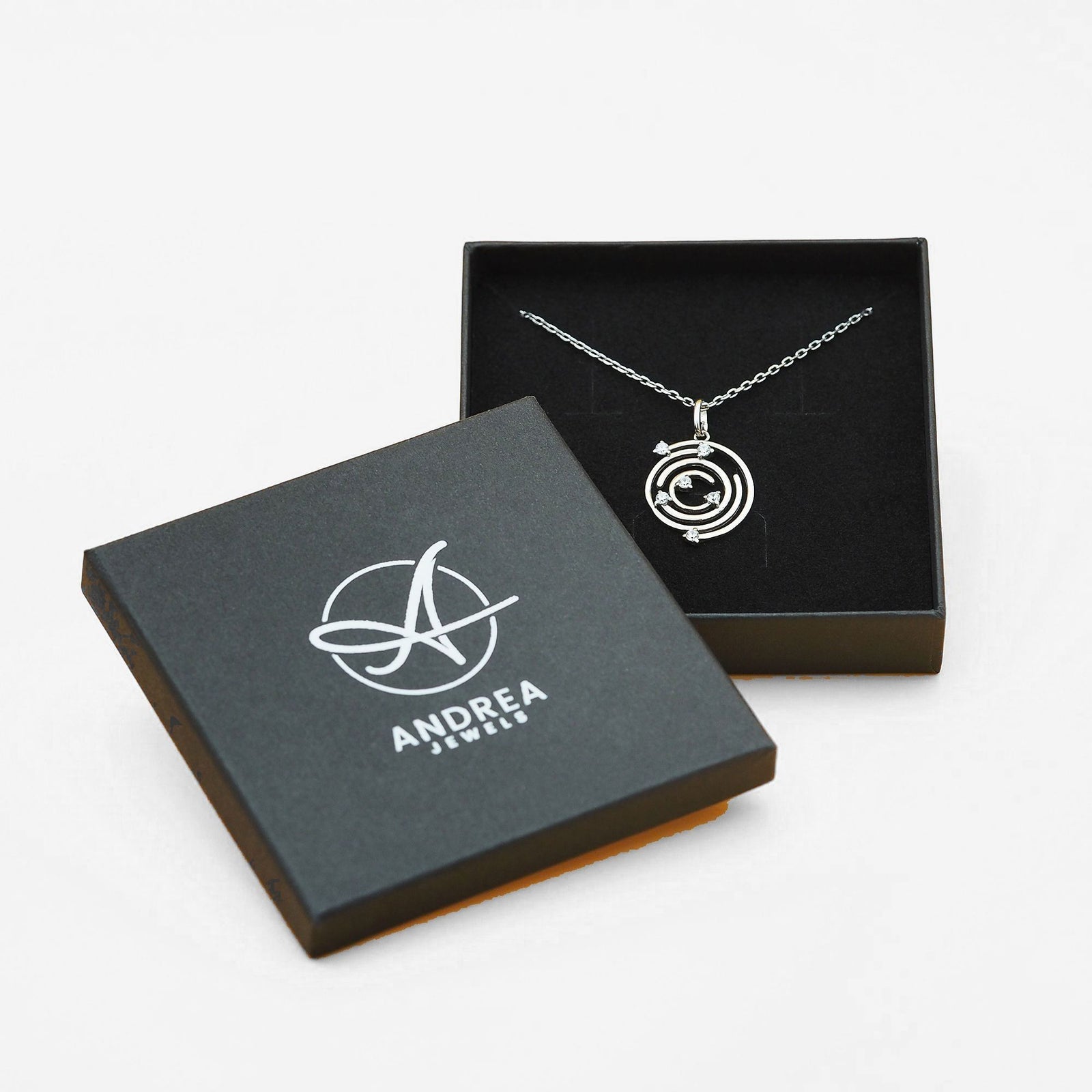 Collar Spiral de plata con piedra blanca dentro de su caja de regalo abierta - Andrea Jewels
