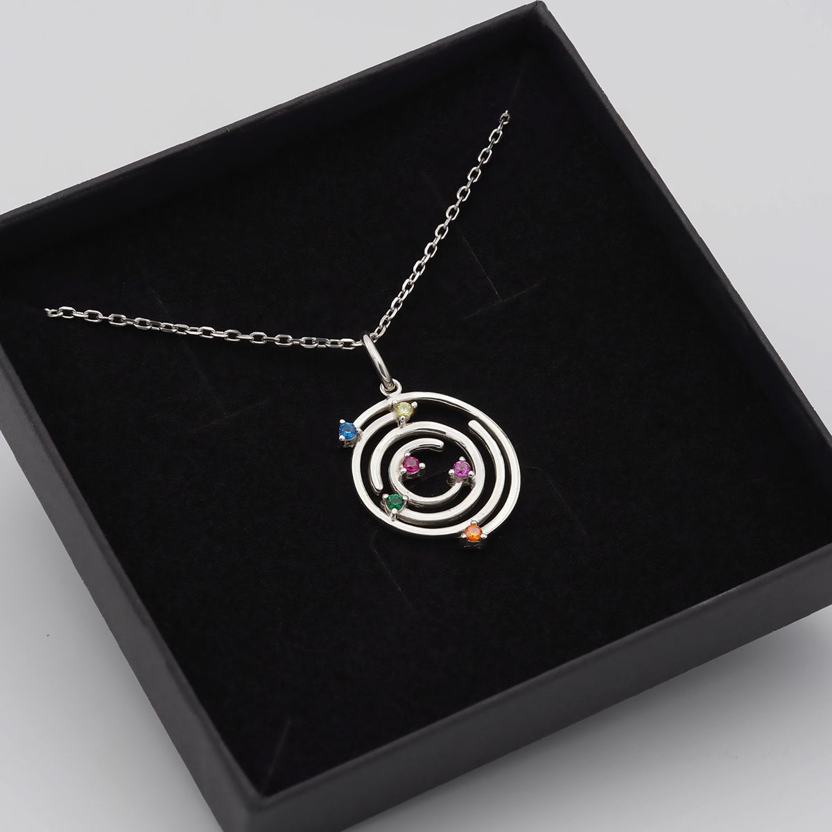 Collar Spiral de plata con piedras multicolor dentro de su caja de regalo abierta - Andrea