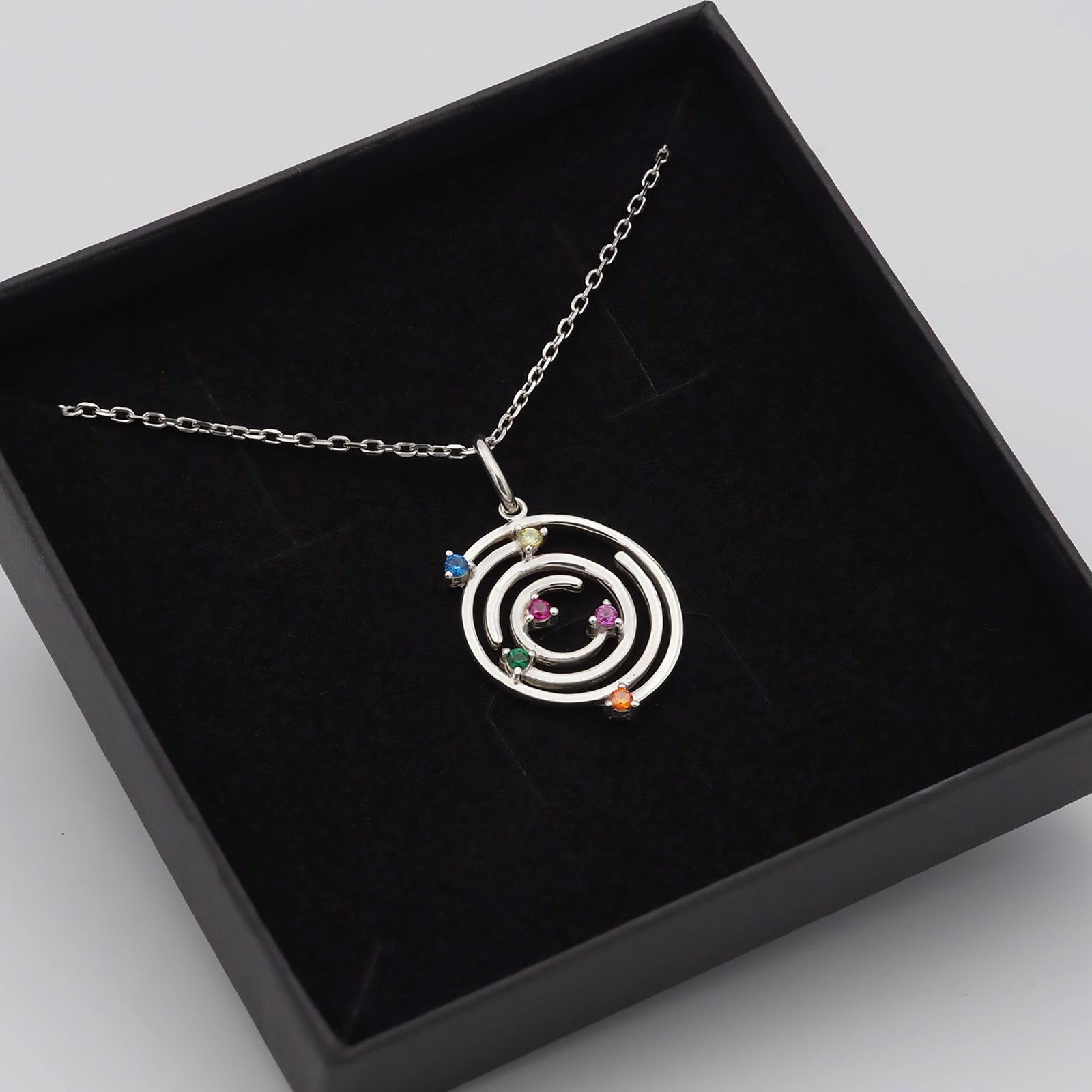 Collar Spiral de plata con piedras multicolor dentro de su caja de regalo abierta - Andrea