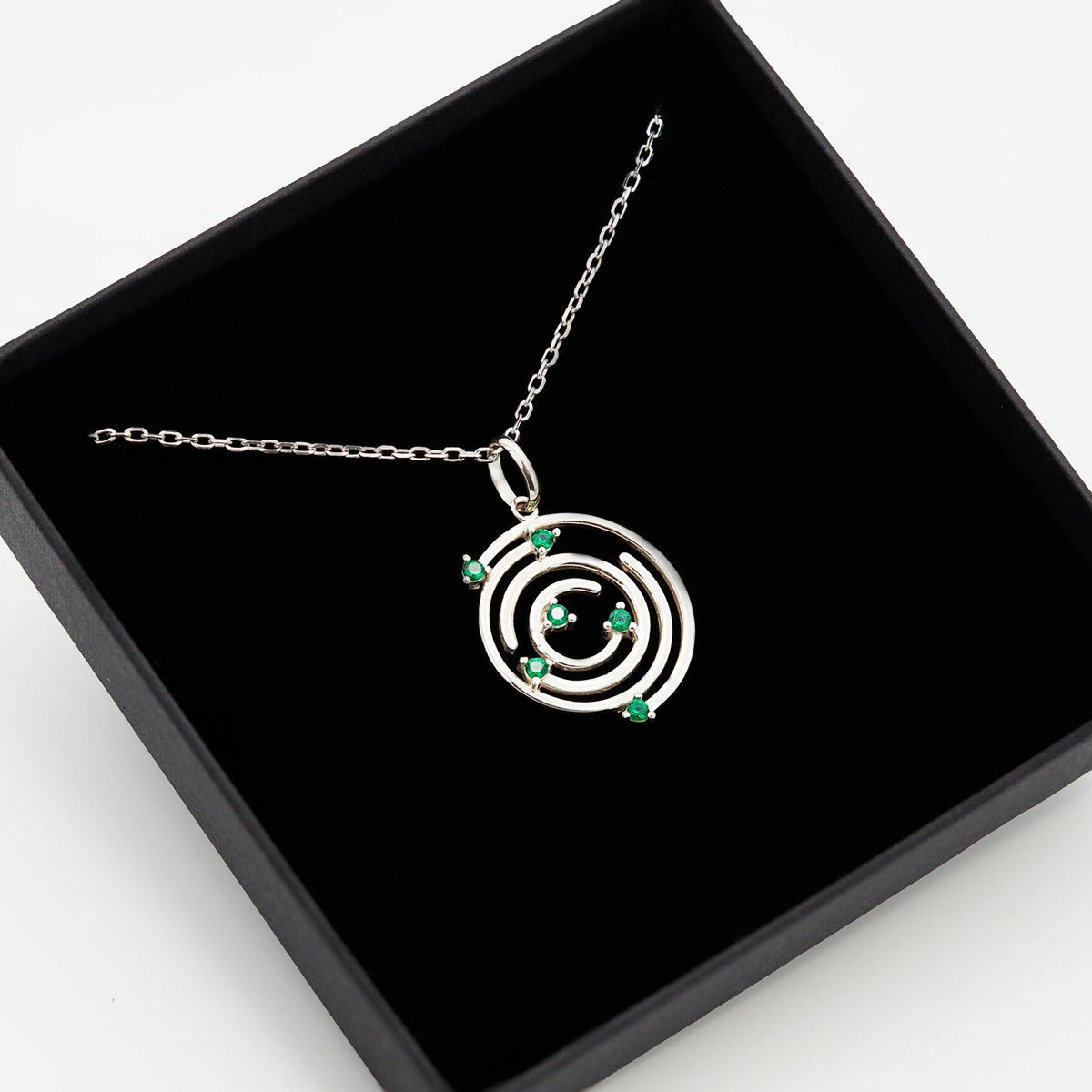Collar Spiral de plata con piedra verde dentro de su caja de regalo abierta - Andrea Jewels