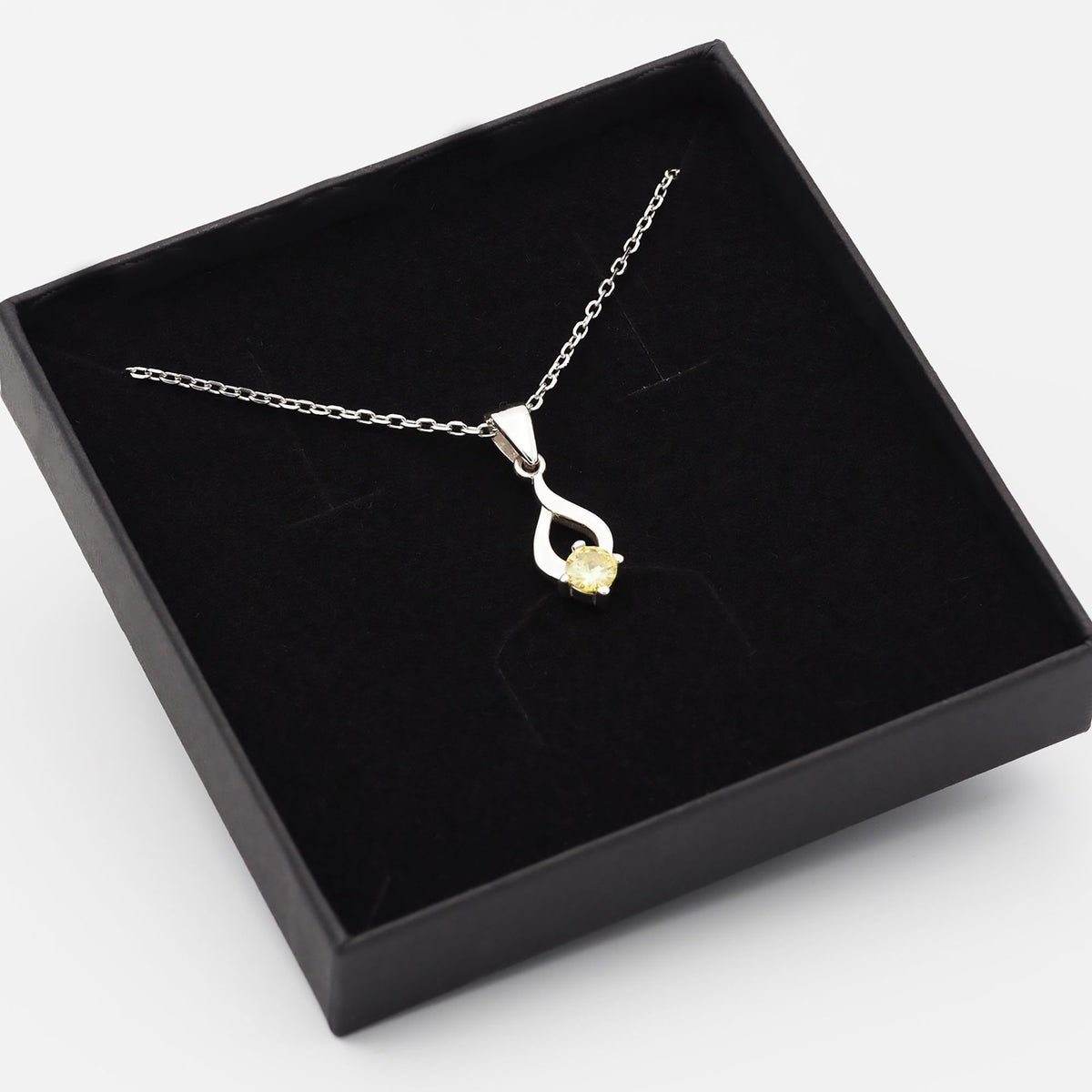 Collar Tear de plata con piedra amarilla dentro de su caja de regalo abierta - Andrea Jewels