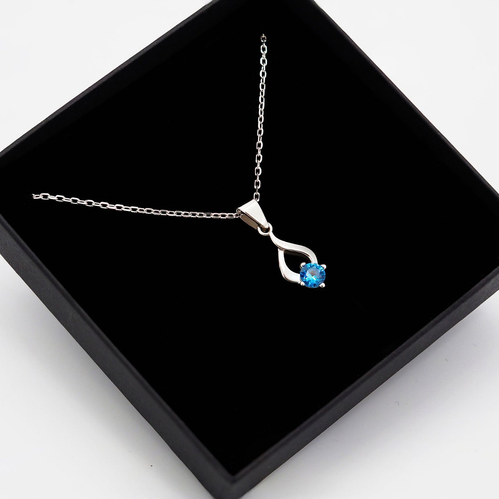 Collar Tear de plata con piedra azul dentro de su caja de regalo abierta - Andrea Jewels