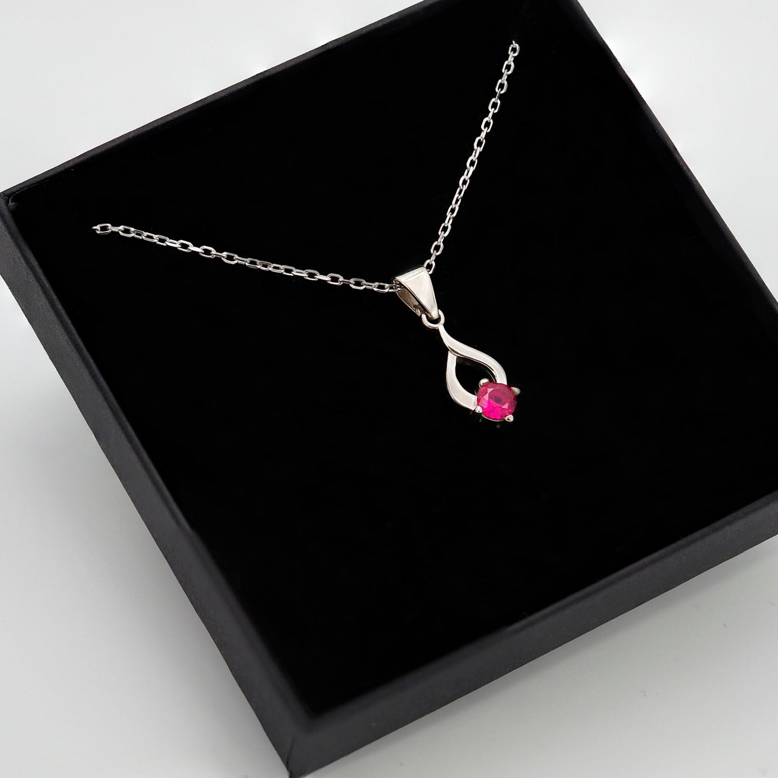 Collar Tear de plata con piedra roja dentro de su caja de regalo abierta - Andrea Jewels