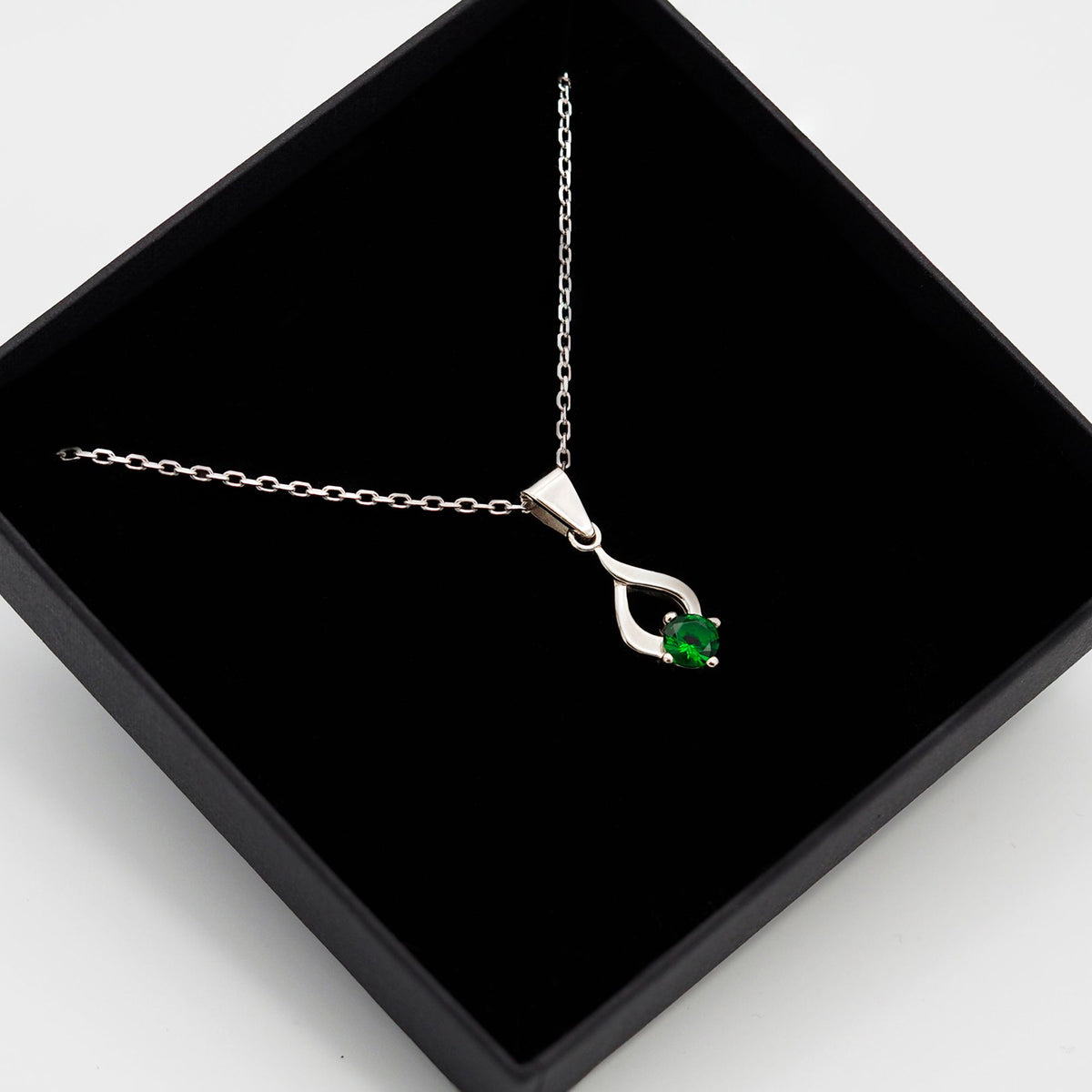 Collar Tear de plata con piedra verde dentro de su caja de regalo abierta - Andrea Jewels