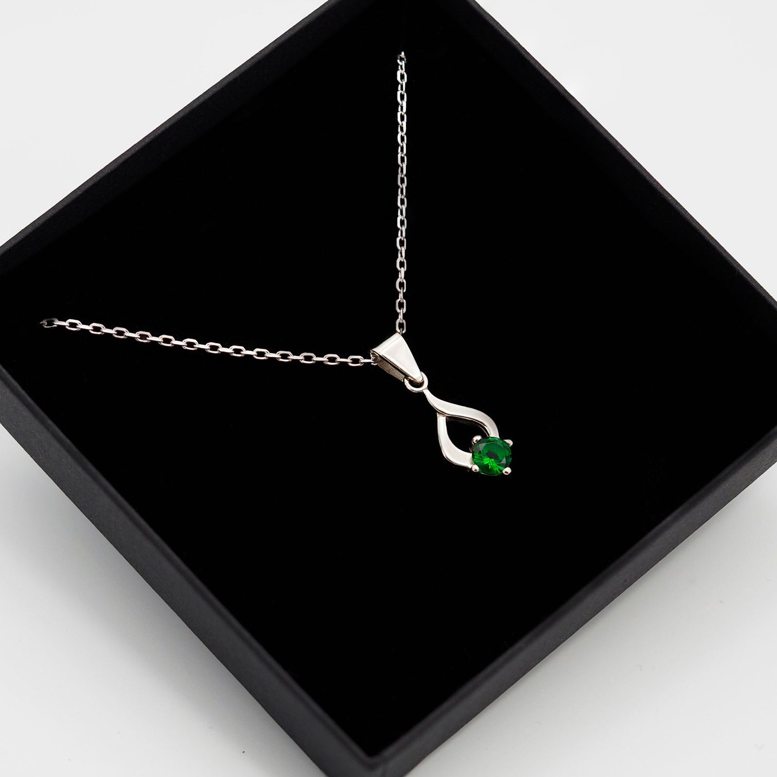 Collar Tear de plata con piedra verde dentro de su caja de regalo abierta - Andrea Jewels