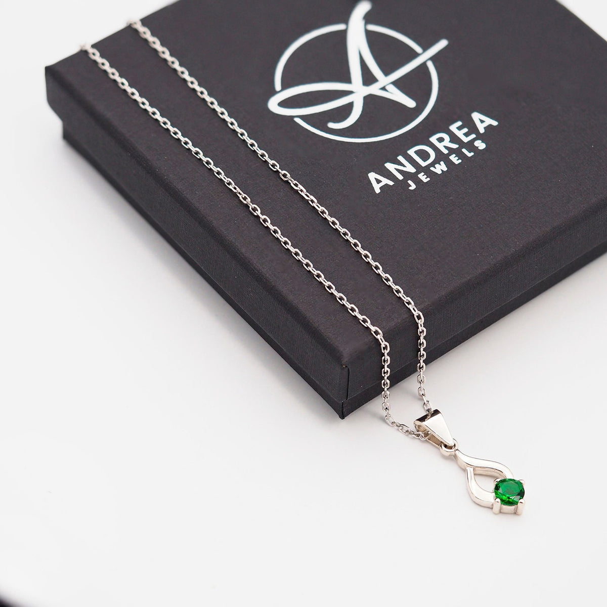 Collar Tear de plata con piedra verde junto a su caja de regalo cerrada - Andrea Jewels