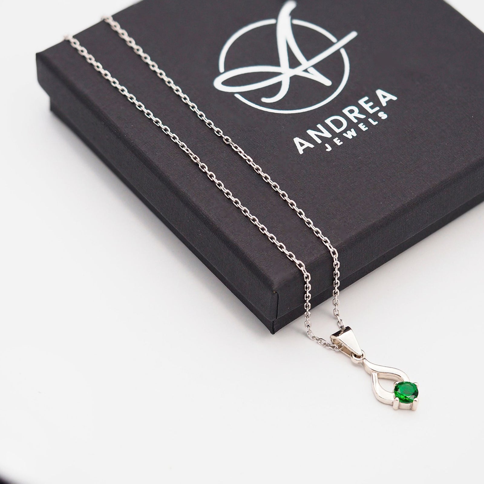Collar Tear de plata con piedra verde junto a su caja de regalo cerrada - Andrea Jewels