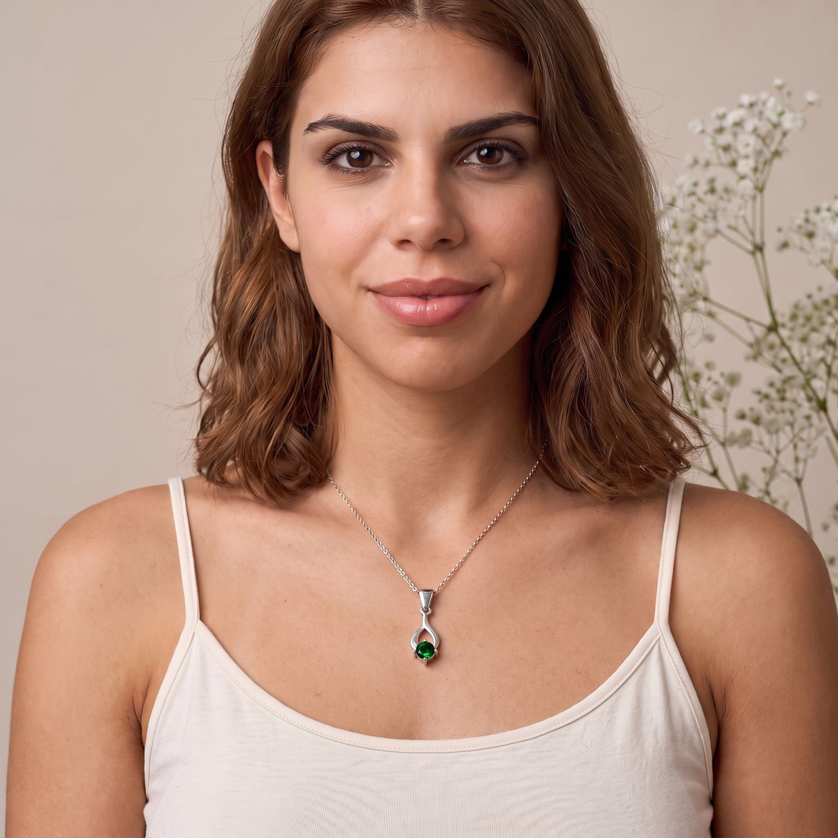 Mujer con collar Tear de plata con piedra verde - Andrea Jewels