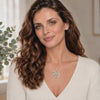 Vídeo de mujer con collar Spiral de plata con piedra verde - Andrea Jewels