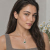 Mujer girando la cabeza con collar Duo de plata con dos piedras verdes - Andrea Jewels
