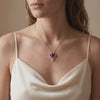 Vídeo de mujer con collar Nina de plata con piedra roja - Andrea Jewels