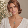 Vídeo de mujer con collar Poppy de plata 925 con piedras multicolor - Andrea Jewels