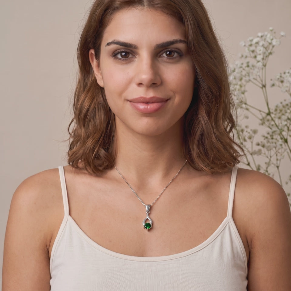 Vídeo de mujer con collar Tear de plata con piedra verde - Andrea Jewels