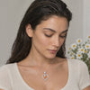 Mujer sonriendo con collar Duo de plata con dos piedras naranjas - Andrea Jewels