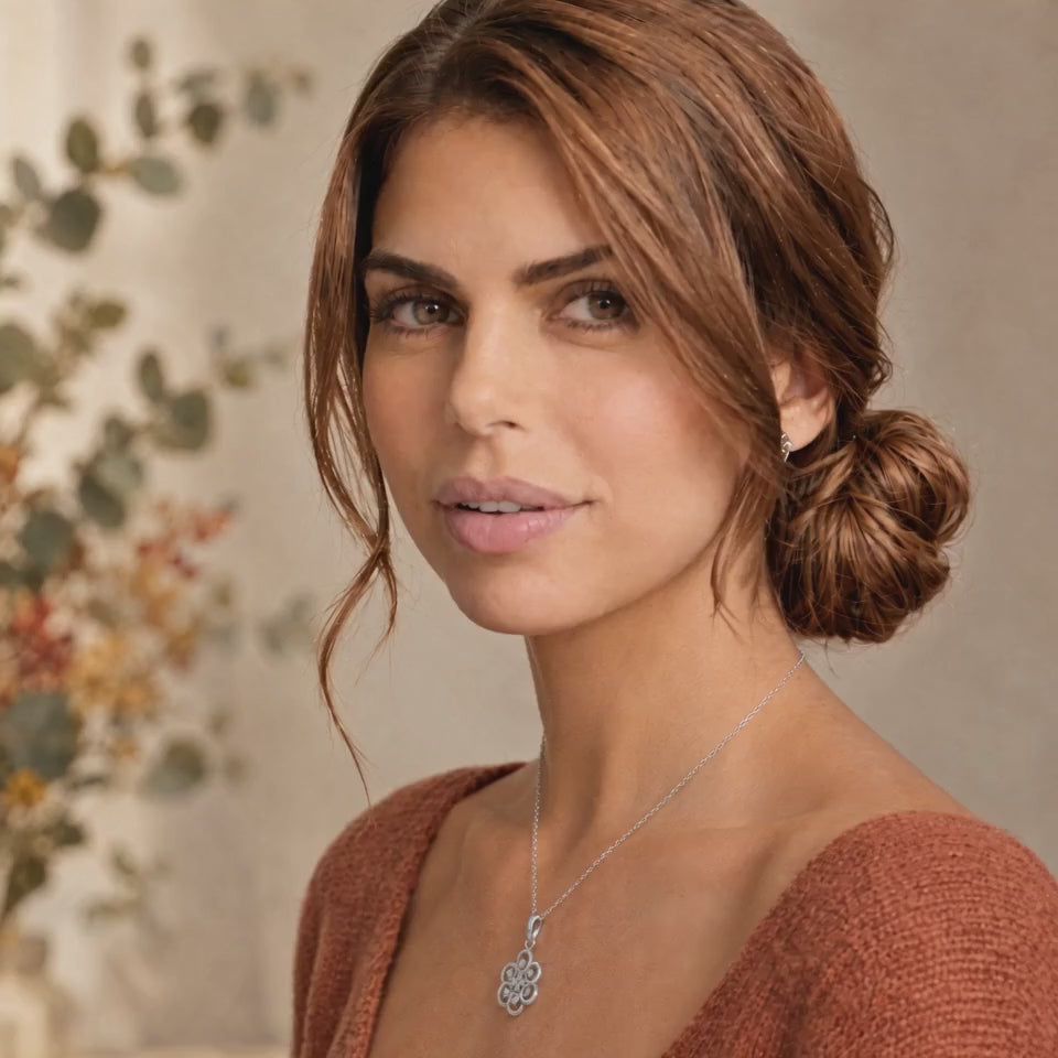 ídeo de mujer con collar Poppy de plata 925 con piedras blancas - Andrea Jewels