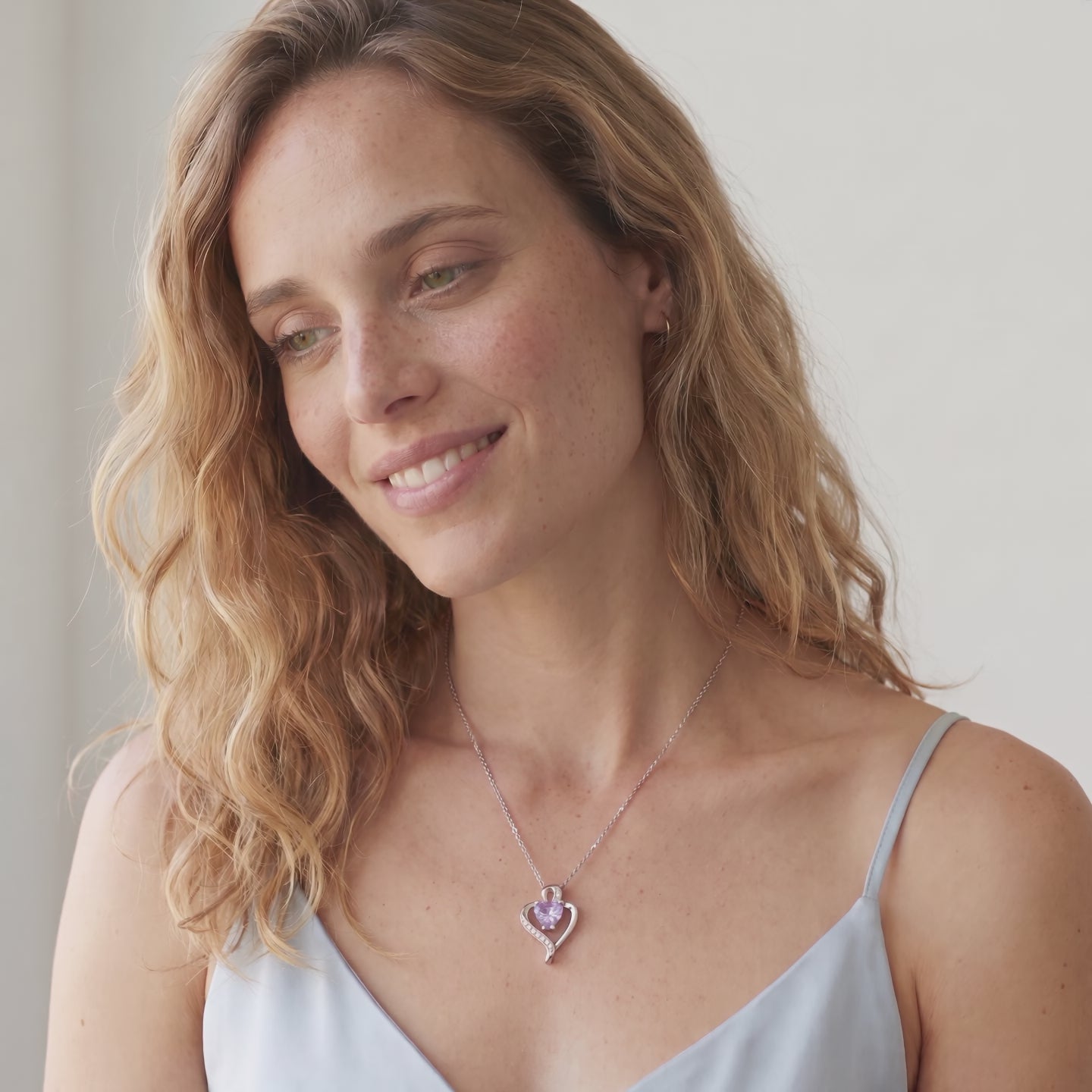 Vídeo de mujer con collar Nina de plata con piedra lavanda - Andrea Jewels