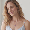 Vídeo de mujer con collar Nina de plata con piedra lavanda - Andrea Jewels