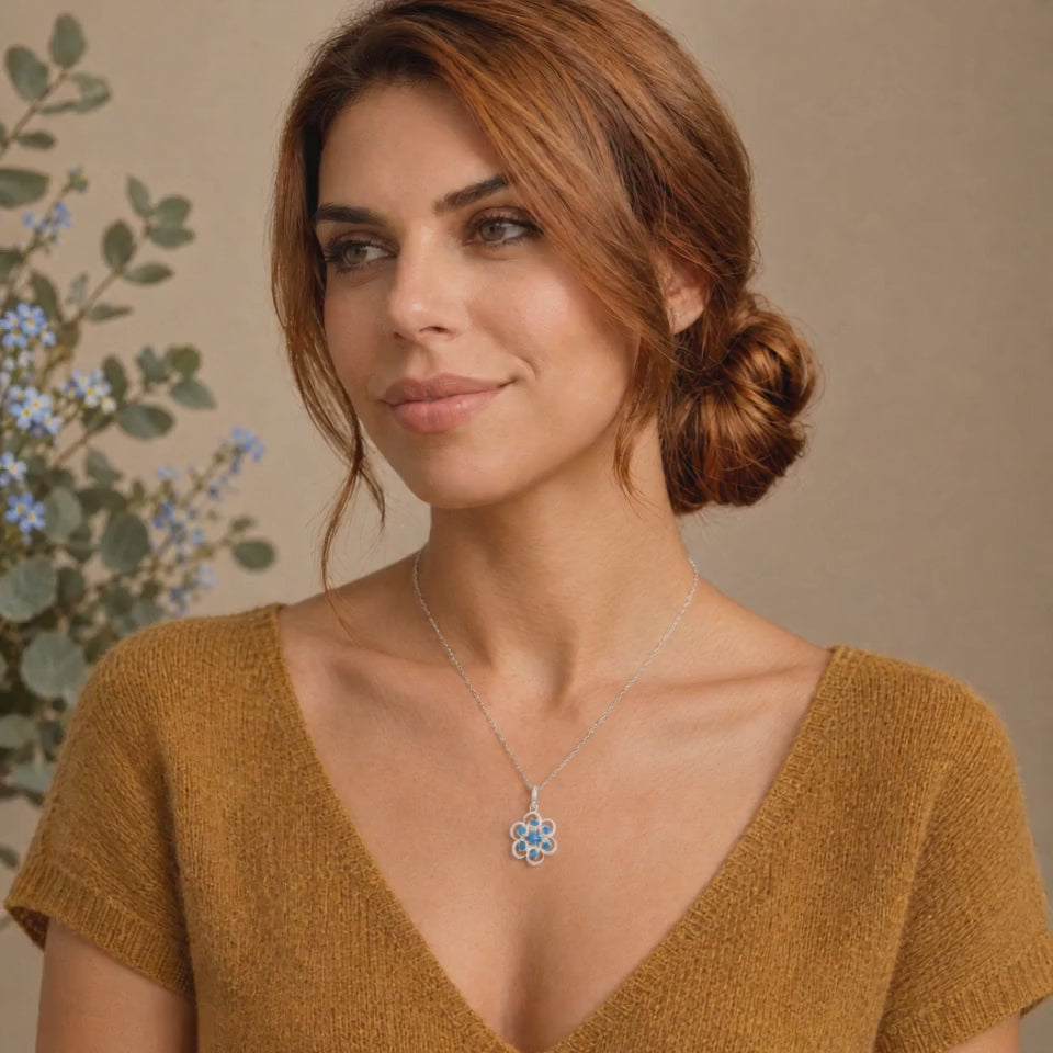Vídeo de mujer con collar Poppy de plata 925 con piedras azules - Andrea Jewels