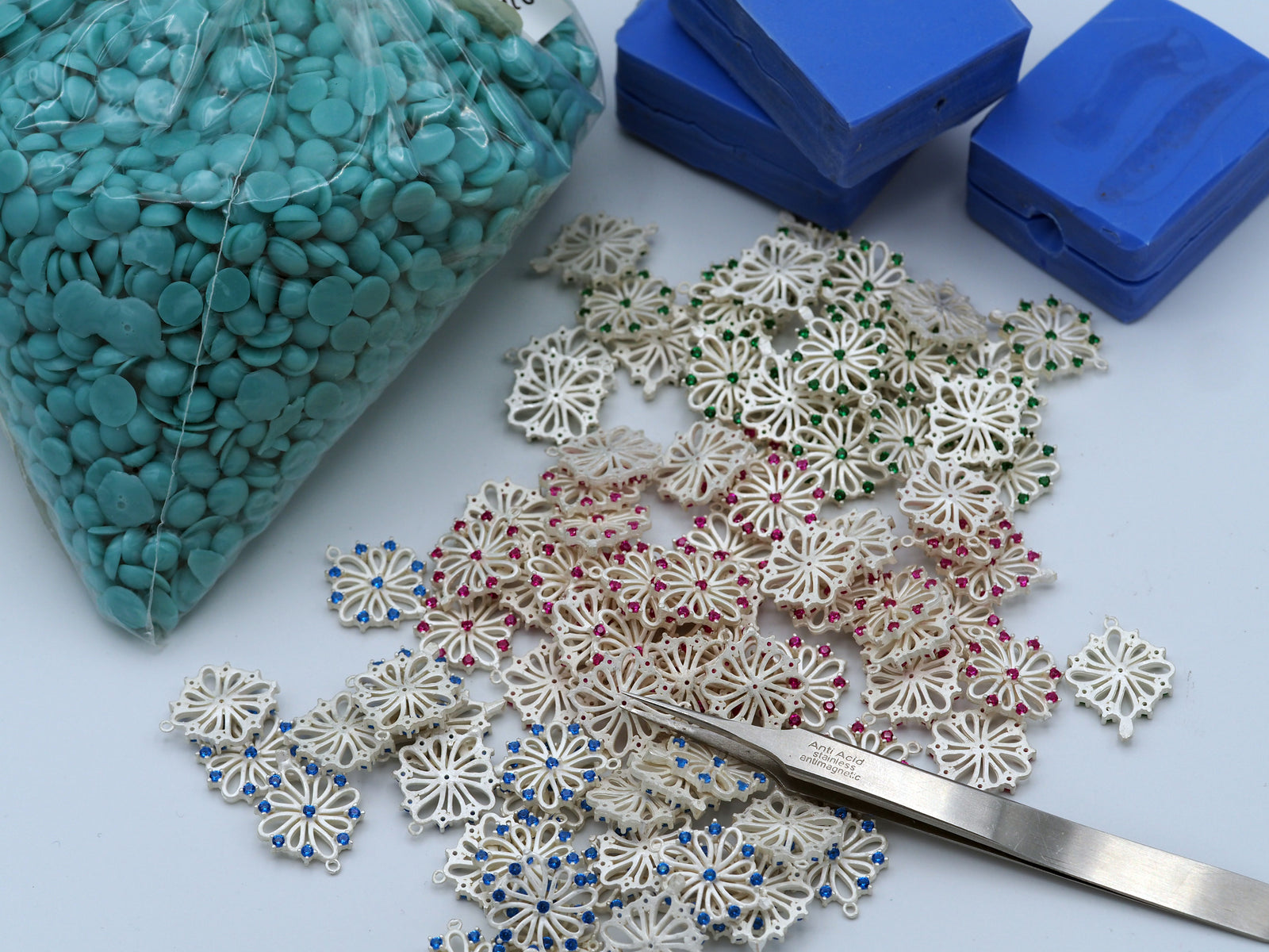 Piezas de plata con forma de flor preparadas en el taller de Andrea Jewels